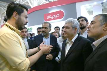 Vice President of Science and Technology visiting the 25th ELECOMP Exhibition