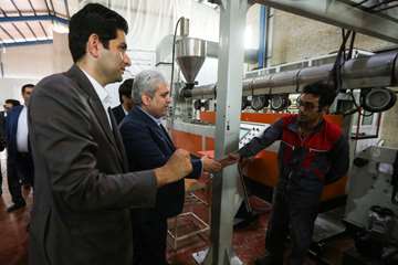 Visiting the knowledge-based companies of Yazd Province by the vice president for science and techno