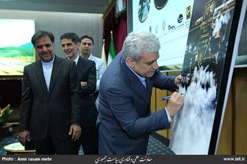 Visit of the sixth international exhibition of railroad transportation by the vice president for sci