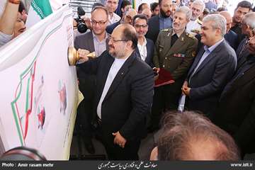 Visit of the sixth international exhibition of railroad transportation by the vice president for sci